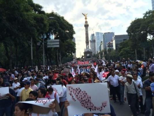 Decenas de miles de mexicanos claman por justicia por sus estudiantes