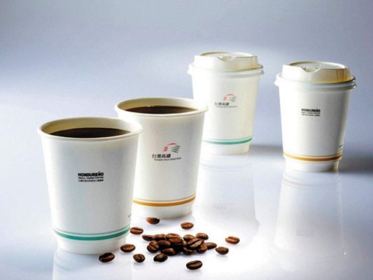 Esta es la presentación de las tazas de café catracho que serán ofrecidas a los usuarios de los trenes rápidos de Taiwán.