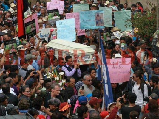 Entierran los restos de la líder indígena Berta Cáceres