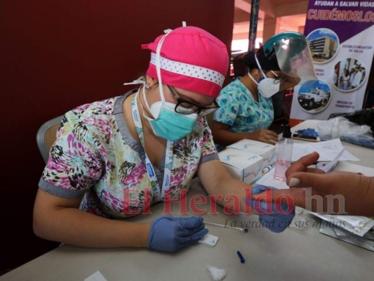 Así fue el inicio de la vacunación anticovid en mercados capitalinos (Fotos)