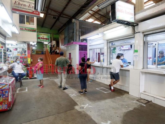 Unos compran, otros van al banco y muchos salen a pedir: La capital en tiempo de pandemia