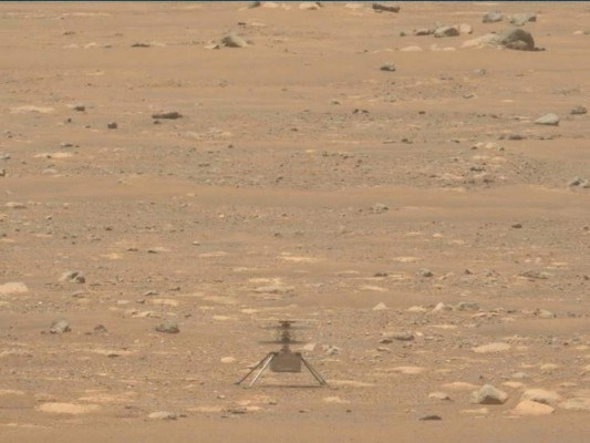Esta imagen de video del 29 de abril del 2021 proveída por la NASA muestra el helicóptero Ingenuity en Marte. El aparato va a realizar al menos dos vuelos más que lo planeado originalmente, dijo la agencia. (NASA/JPL-Caltech/ASU/MSSS via AP)