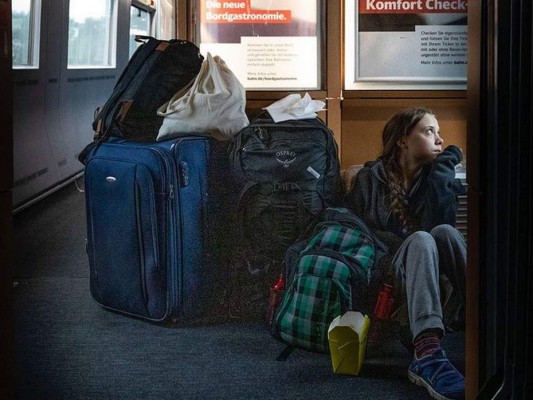 Greta Thunberg tuitea sentada en tren atestado 