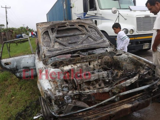 FOTOS: La dramática escena que dejó el incendio de un taxi en la carretera al sur, a la altura de El Tizatillo
