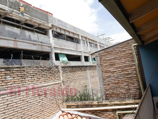 Edificio de ASJ tiene molestos a vecinos de la Villa Universitaria