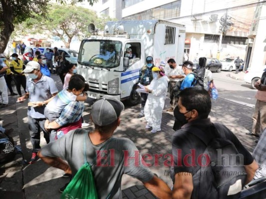 Salud realiza brigadas médicas contra el covid-19 en el Parque Central de Tegucigalpa