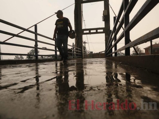 FOTOS: Primeras lluvias de la temporada refrescan la capital, inundada de humo