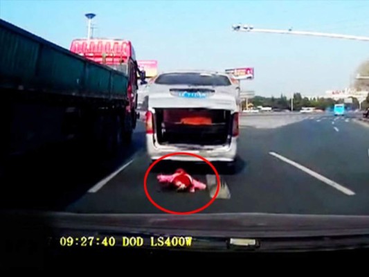 Video capta la caída de un niño de una camioneta en movimiento en China