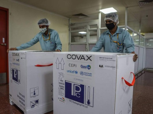 Covax depende cada vez más de las donaciones de vacunas de los países más ricos que han comprado más dosis de las necesarias. AFP.