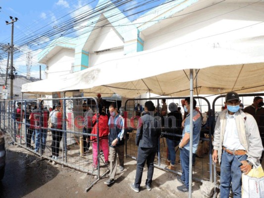 Triajes saturados de pacientes, mientras hospital móvil sigue sin iniciar operaciones (Fotos)