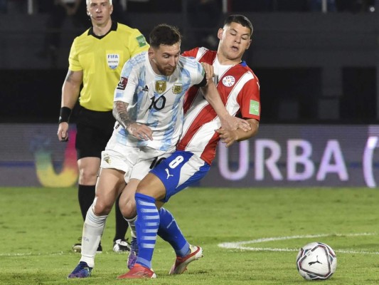 Lionel Messi disputa el balón durante el duelo. Foto AFP