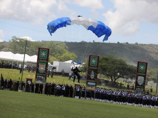 Show de paracaidistas conquista celebración de independencia (FOTOS)