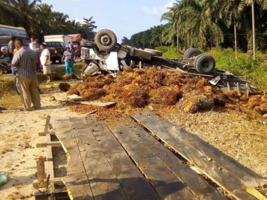 Un muerto y un herido deja volcamiento de camión en Tela &nbsp;&nbsp;