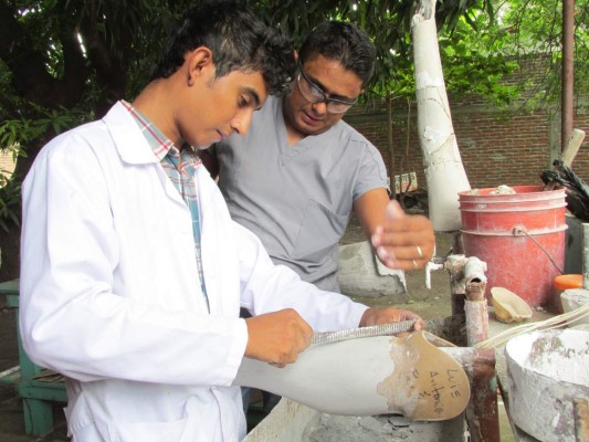 Hondureño construye esperanzas tallando prótesis