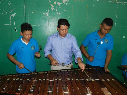 La música de marimba embellece los salones de clases