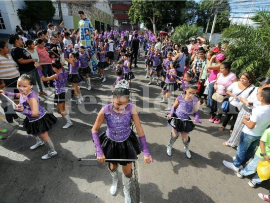 Desfiles: Estudiantes de primaria llenan de civismo la capital de Honduras