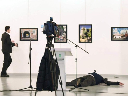 Moscú duda que asesino del embajador en Turquía actuara solo