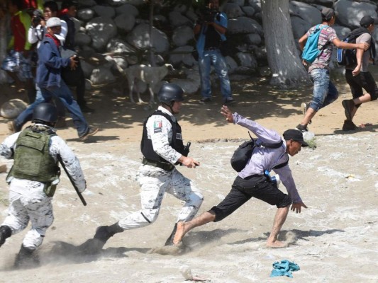 A punta de toletazos y gas lacrimógeno, México impide paso a migrantes