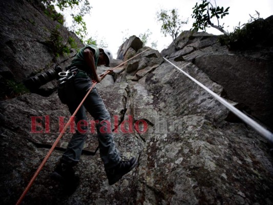 La periodista Lorena Martínez también se sumó a la aventura y realizó rapel y montañismo.