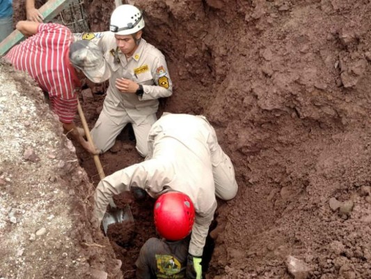 FOTOS: El alud de tierra que soterró a obrero en Valle de Ángeles