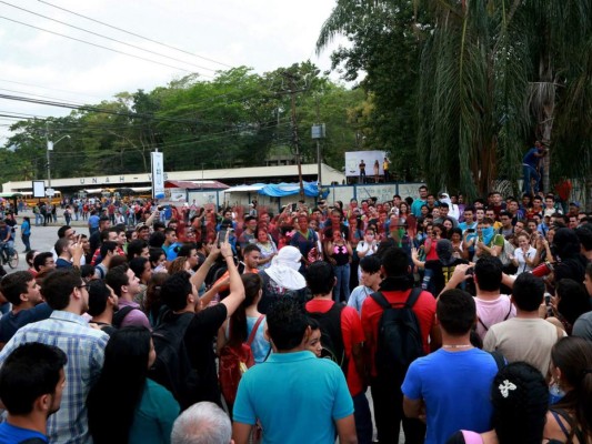 Plantón en UNAH-VS tras violación de estudiante en instalaciones del campus