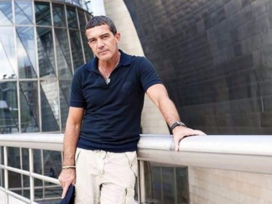 Antonio Banderas publica polémica foto horas después de la masacre en Parkland