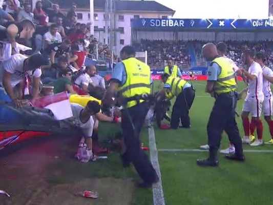 Ocho heridos al ceder una valla de una grada del estadio del Eibar
