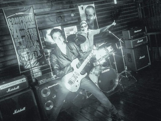 Miguel Ángel Zúñiga, del estudio de lo invisible al espectáculo del rock