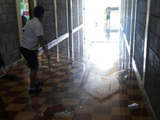 Inundaciones y caídas de muros dejan las lluvias en la capital