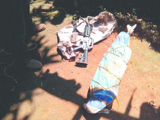 Hallan arsenal enterrado en antiguo narcolaboratorio