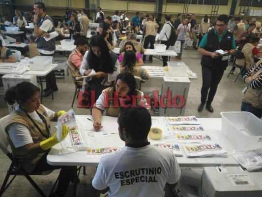 FOTOS: Así se realiza el escrutinio especial en el Tribunal Supremo Electoral