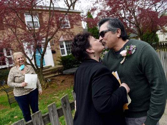 ¿Volverán los besos y abrazos como antes del coronavirus?