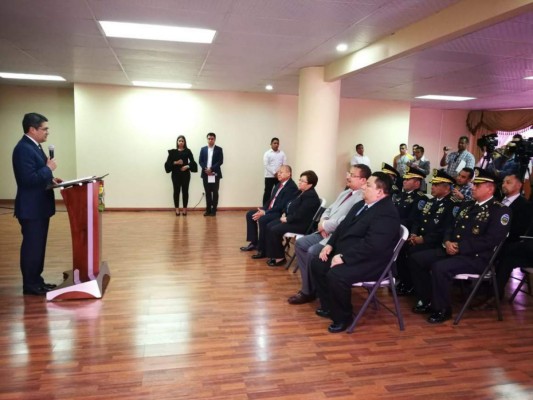 El acto se llevó a cabo en el Salón Morazán de Casa Presidencial y contó con la presencia de los miembros de la Comisión Depuradora de la Policía Nacional.
