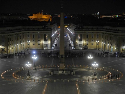 En una plaza vacía y con cinco reos, Papa celebra viacrucis del Viernes Santo