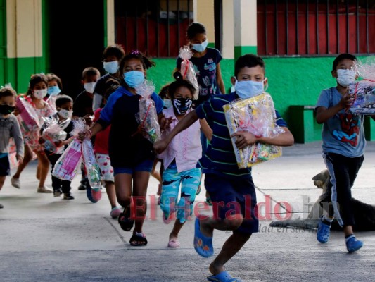 Juguetes y kits de limpieza bucal fueron distribuidos en el albergue más grande del DC. Foto: David Romero | EL HERALDO.