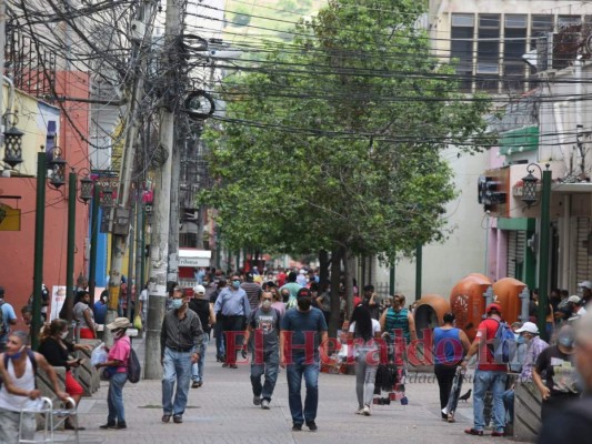 Capitalinos abarrotan el casco histórico en primer día de la reapertura