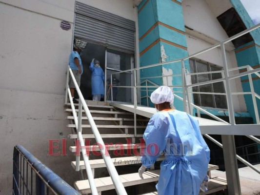 FOTOS: Pacientes sospechosos de covid-19 abarrotan triaje de la Mayangle