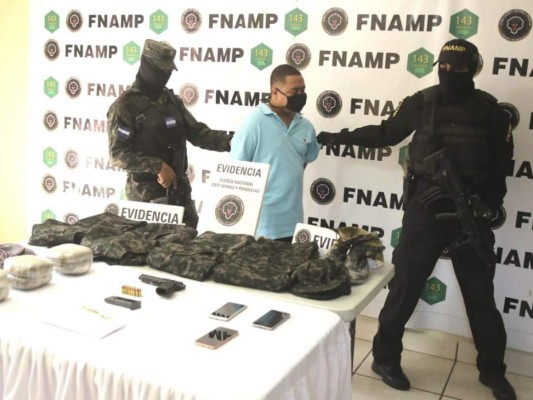 Droga, armas e indumentaria policial: La captura de cuatro pandilleros de la 18 en la capital (FOTOS)