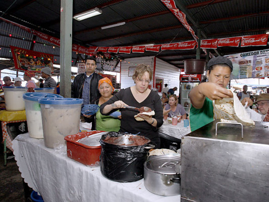 Embajadora de Estados Unidos se va de compras al mayoreo