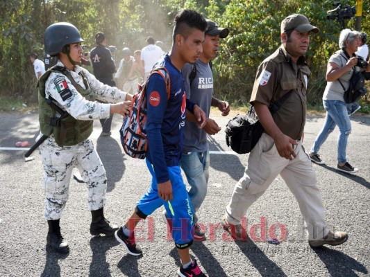 Con gritos y empujones repelen caravana migrante en México (Fotos)