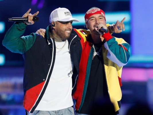 En esta foto del 26 de abril del 2018, Nicky Jam, a la izquierda, y J Balvin interpretan 'X' en los Premios Billboard de la Música Latina en Las Vegas.