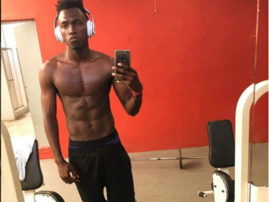 Hondureño Alberth Elis presume un lujoso BMW con sus iniciales