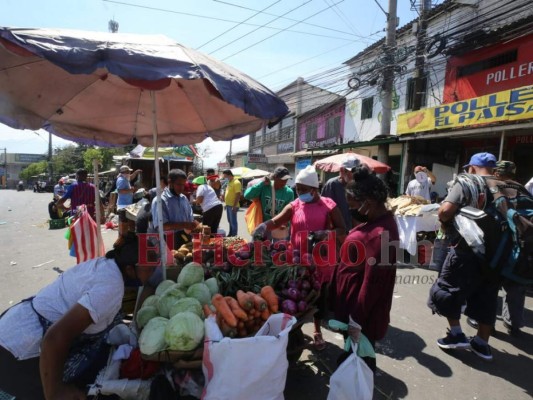 FOTOS: Viernes Santo con mercados y bancos abarrotados en la capital