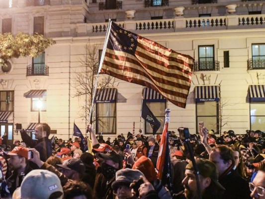 Cuatro personas apuñaladas y una herida de bala tras manifestaciones pro-Trump