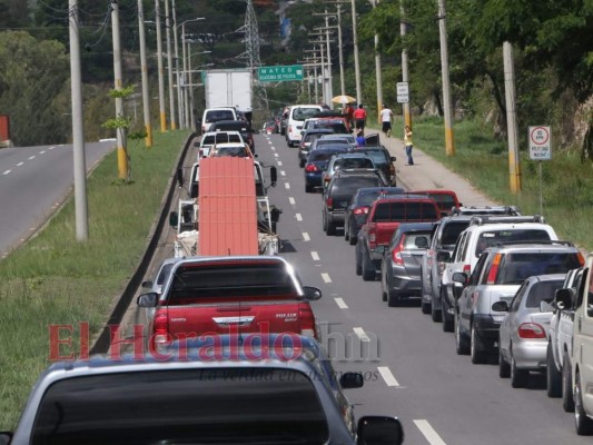 Largas filas y aglomeración: así inició la quinta jornada de vacunación en Tegucigalpa