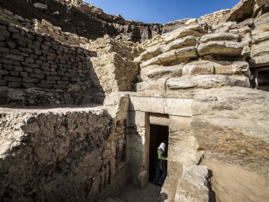 La entrada de la recién descubierta tumba del alto sacerdote 'Wahtye'. Foto: AFP