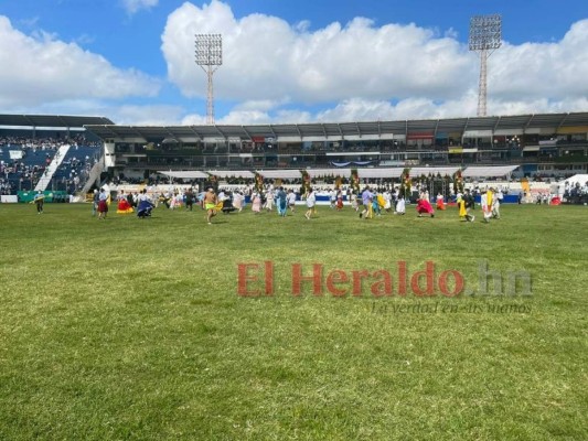 Instituto Vicente Cáceres causa furor con 'La chica del Central' en el Bicentenario de Honduras