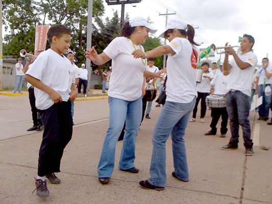 Cooperativas festejan con marcha más de 136 años de operaciones en Honduras
