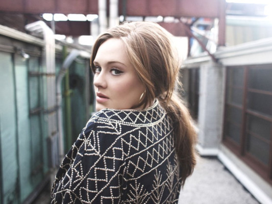 Adele es sorprendida fumando