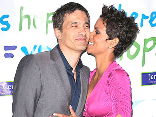 Actriz Halle Berry se casa con el actor francés Olivier Martínez